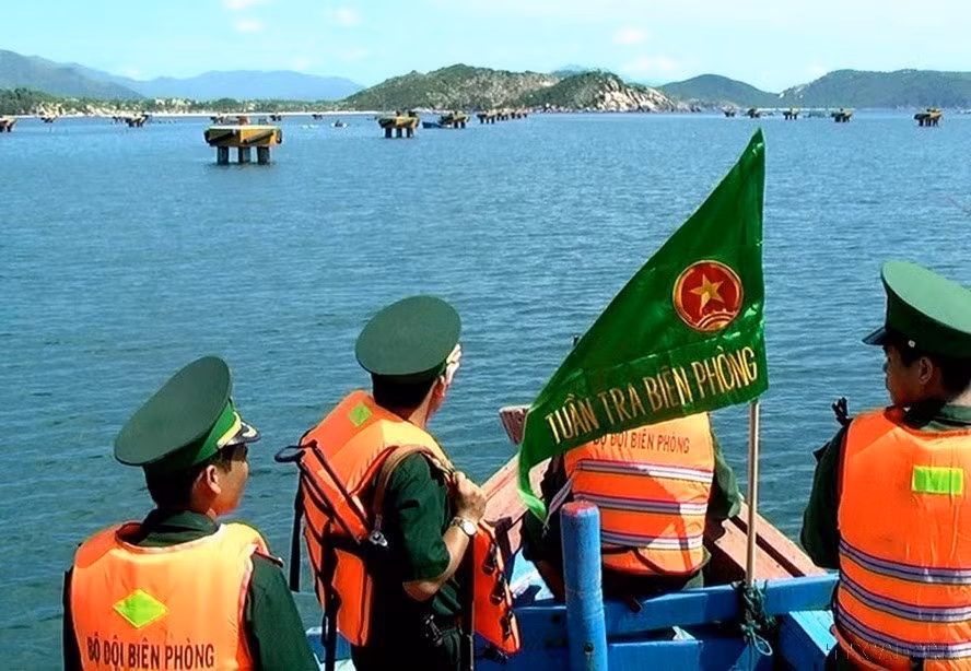 Chiến sĩ Đồn Biên phòng Xuân Thịnh (Phú Yên) tuần tra vùng biển thuộc địa bàn thị xã Sông Cầu.