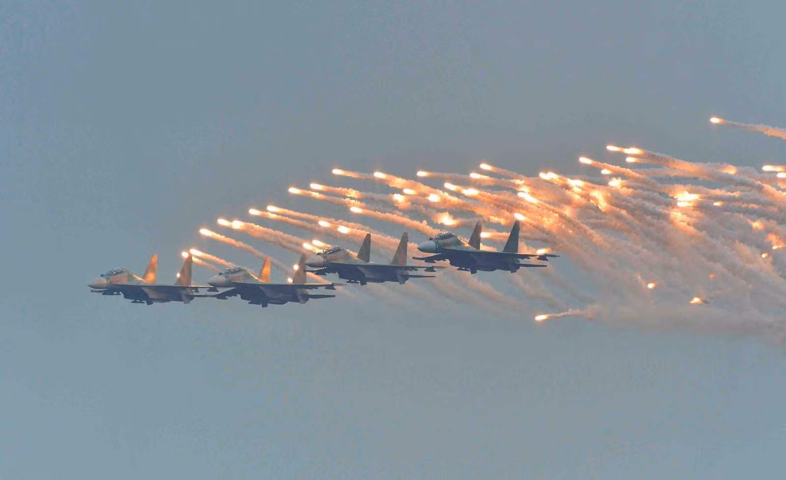 Màn trình diễn của Su-30 tại lễ khai mạc Triển lãm Quốc phòng quốc tế Việt Nam 2022.