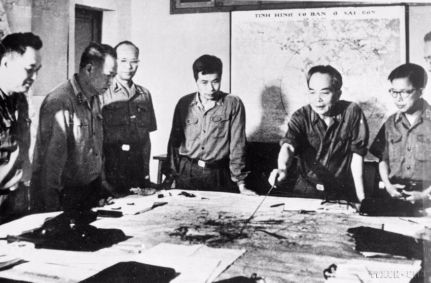 Đại tướng Võ Nguyên Giáp cùng các đồng chí trong Quân ủy Trung ương duyệt phương án tác chiến Chiến dịch Hồ Chí Minh (Hà Nội, 4/1975).