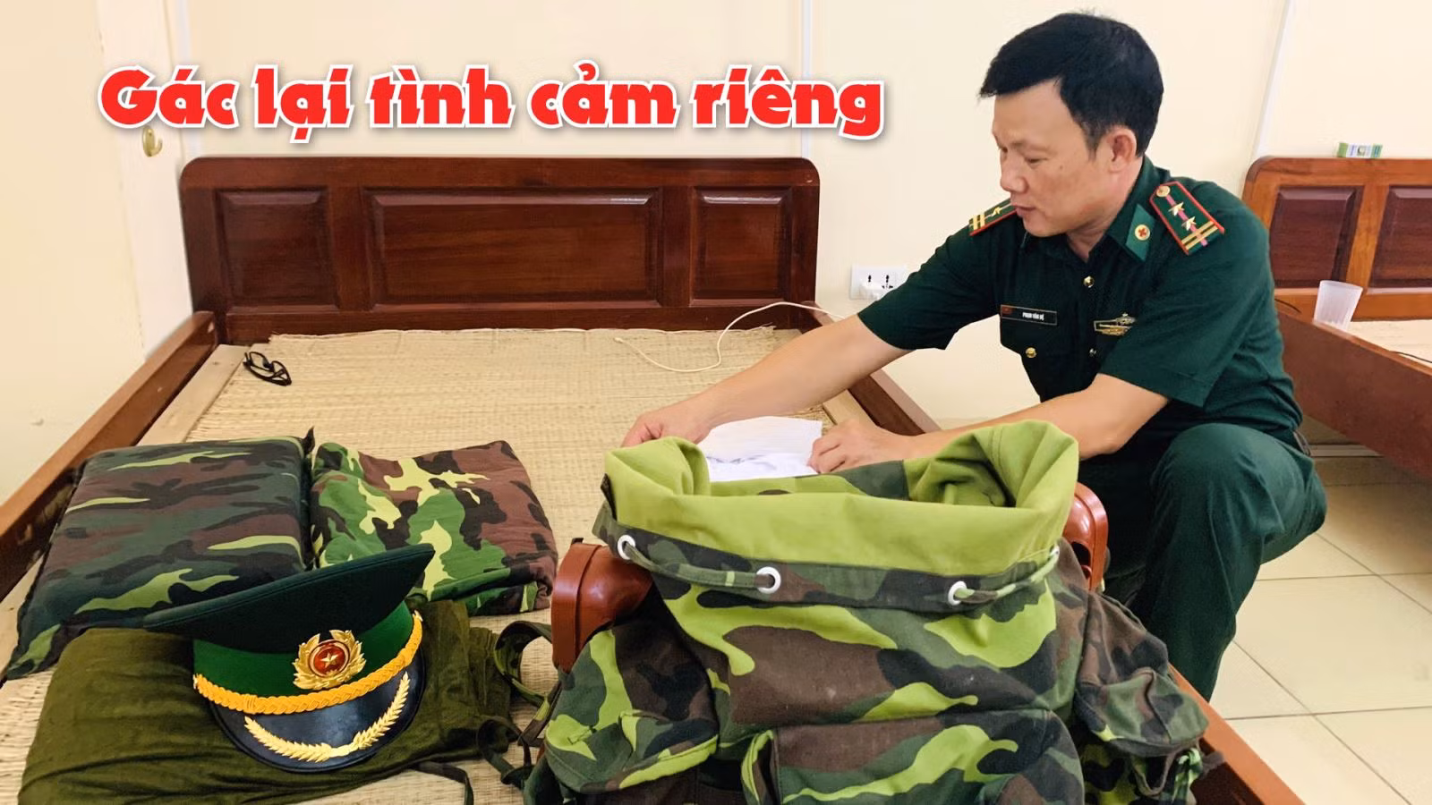 Trung tá chuyên nghiệp Phạm Văn Đệ - Y sỹ Đồn biên phòng Cửa Lân (BĐBP Thái Bình) gấp quân tư trang chuẩn bị lên đường vào các tỉnh phía Nam tham gia chống dịch COVID-19.