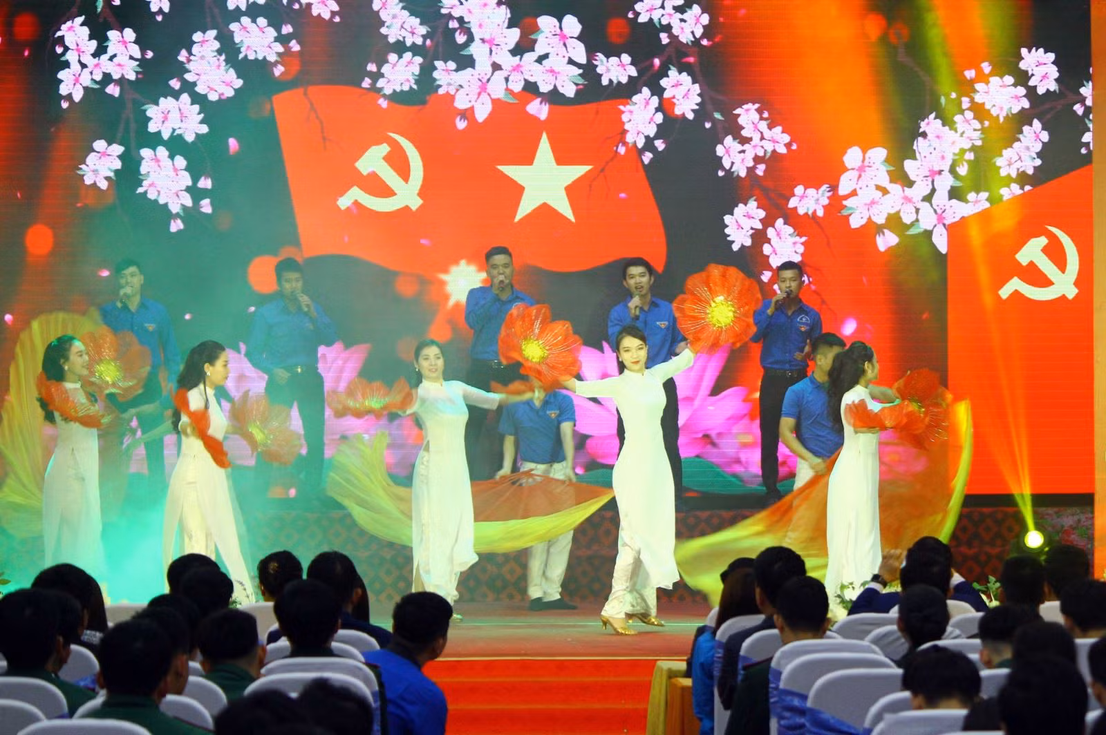 Tiết mục hát múa "Tuổi xuân dâng Đảng" của các đoàn viên thanh niên Thành đoàn Vinh (Nghệ An) chào mừng Đại hội XIII của Đảng.