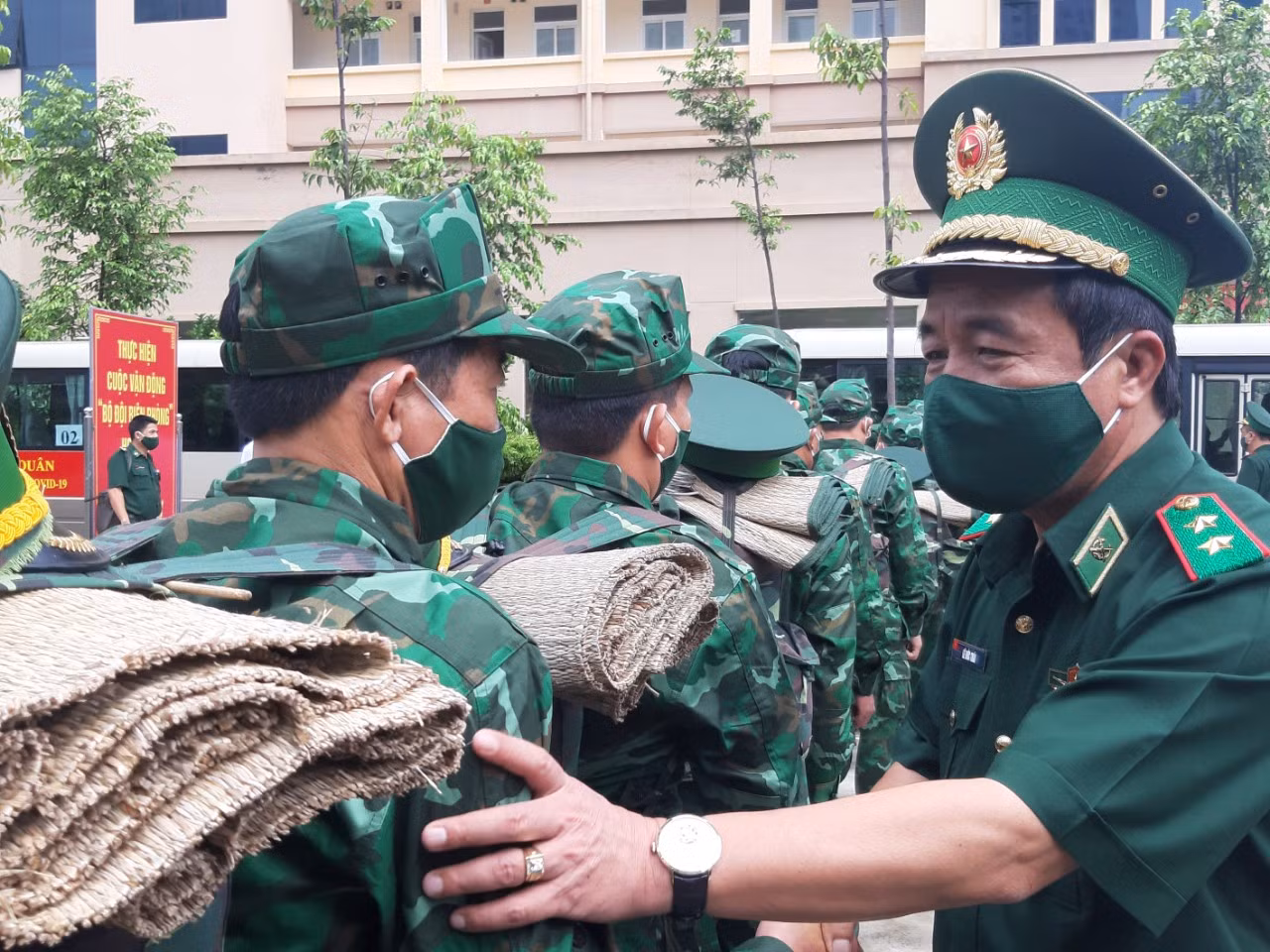 Trung tướng Lê Đức Thái - Tư lệnh Bộ đội Biên phòng chia tay lực lượng quân y biên phòng lên đường vào các tỉnh phía Nam chống dịch COVID-19.