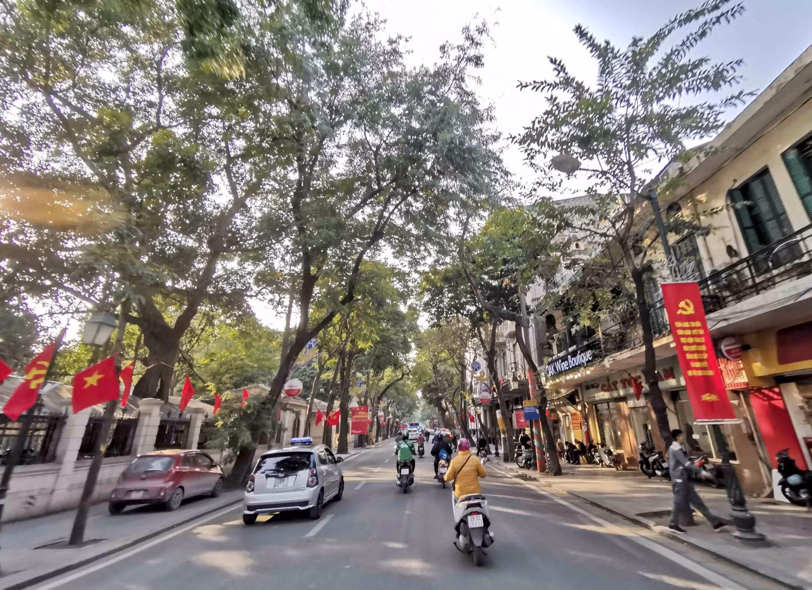 Cờ đỏ sao vàng, cờ búa liềm, băng rôn chào mừng Đại hội XIII của Đảng treo dọc hai bên phố Tràng Thi (Hà Nội).