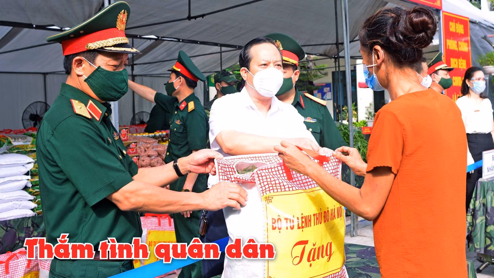 Bộ Tư lệnh Thủ đô Hà Nội trao những túi quà cho hộ nghèo, gia đình khó khăn bị ảnh hưởng bởi dịch COVID-19.