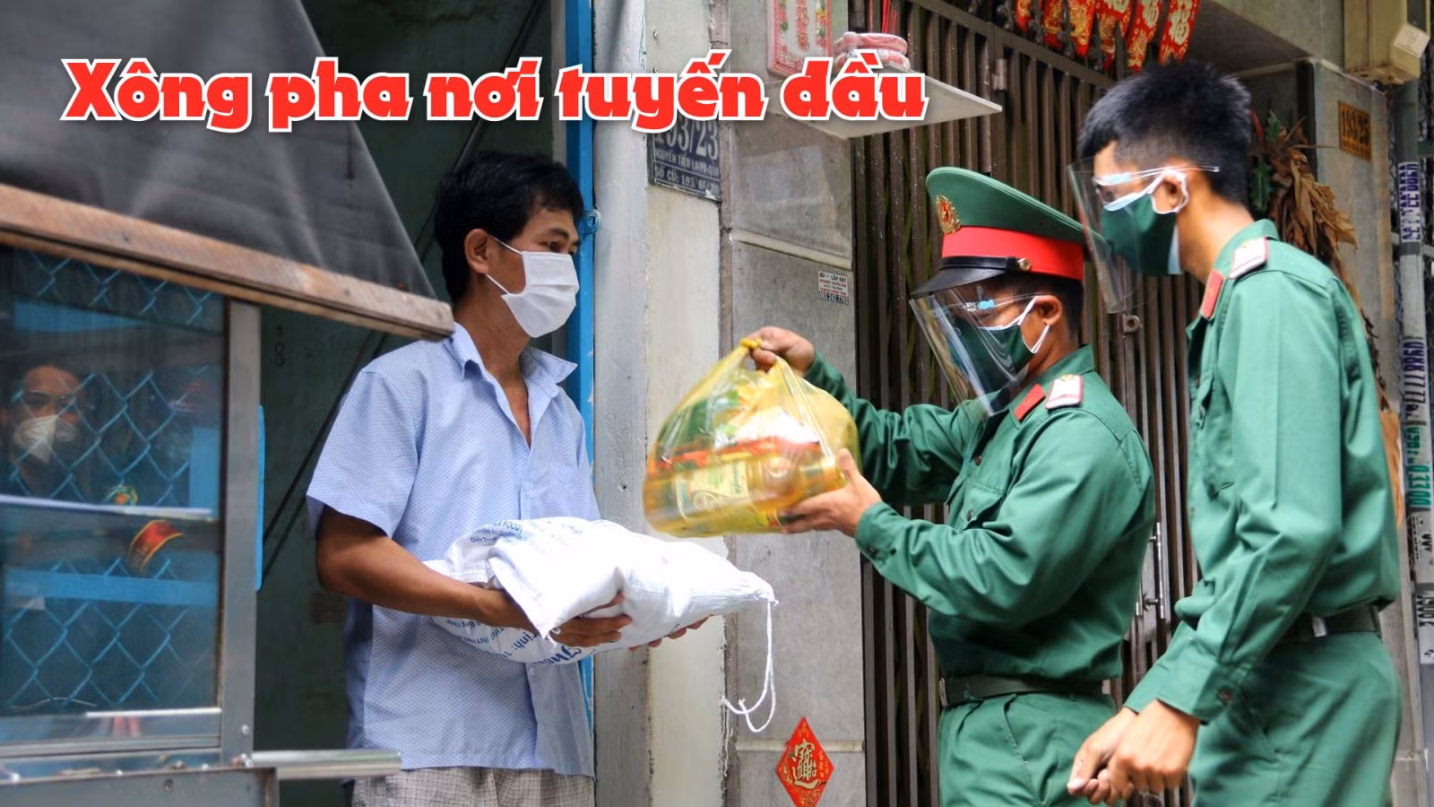 Các chiến sỹ Trung đoàn 88, Sư đoàn 302 (Quân Khu 7) cùng với Ban Chỉ huy quân sự phường 8 (Quận 10 - TP Hồ Chí Minh) tặng lương thực, thực phẩm cho người lao động nghèo hẻm 139 Nguyễn Tiểu La.