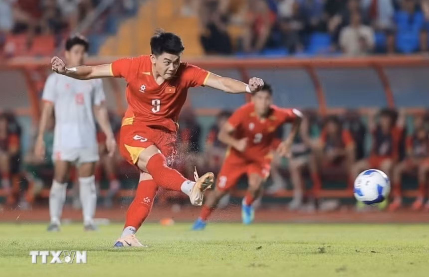 Tuyển Việt Nam: Làm mới hàng công