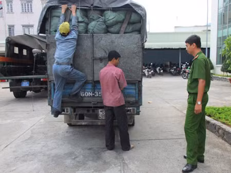 Xe tải đổ trộm rác thải nguy hại xuống hầm đá ảnh 1