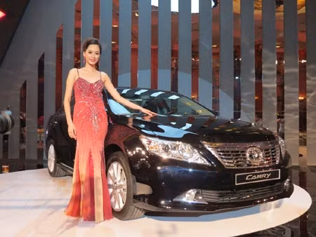 Ra mắt Camry mới có giá từ 982 triệu đồng ảnh 1