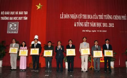 ĐH Duy Tân nhận Cờ thi đua của Chính phủ ảnh 2