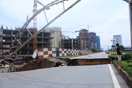 Cận cảnh 'hố tử thần' vừa xuất hiện ở Hà Nội ảnh 1