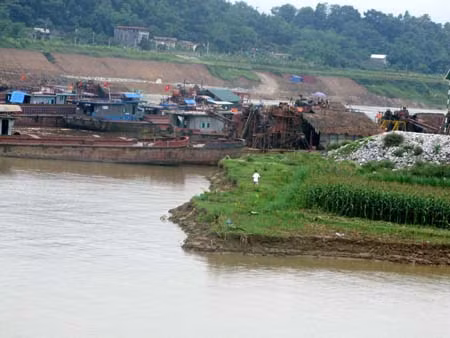'Sa tặc' lộng hành trên sông Lô ảnh 1