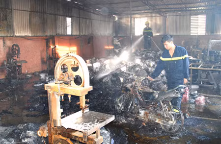 Cháy lớn thiêu rụi xưởng sản xuất giấy ảnh 5