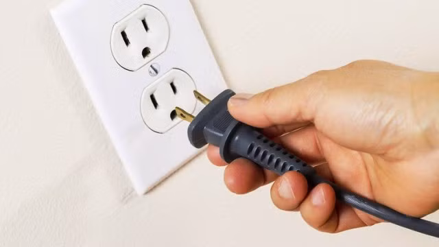 Rút phích cắm điện tivi có giúp tiết kiệm điện? ảnh 1