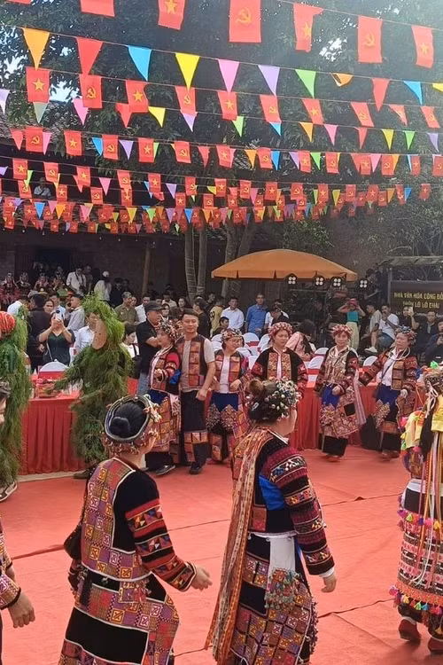 Về Lũng Cú khám phá Lễ cúng Tổ tiên của người Lô Lô đen