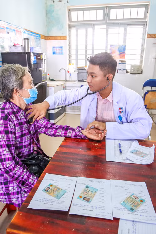 Đưa dịch vụ y tế đến gần hơn với người dân vùng biên