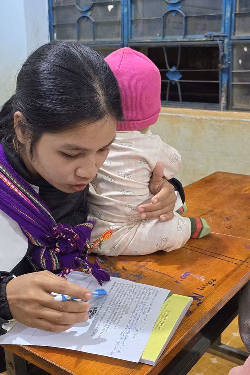 Học viên các lứa tuổi tham gia lớp xóa mù chữ tại trường Tiểu học Trần Phú, xã Ia Dom (Đức Cơ, Gia Lai). Ảnh: Hồng Điệp - TTXVN 