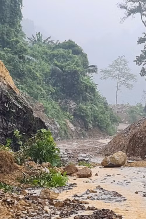 Quảng Trị: Sạt lở đá tảng lớn nặng hàng tấn xuống đường