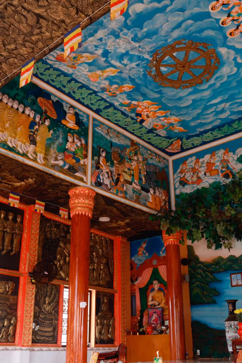 Bên trong chính điện của chùa Pothiwong được trang hoàng lộng lẫy, với những bức tranh đa sắc màu được chạm khắc sinh động về cuộc đời Đức Phật.
