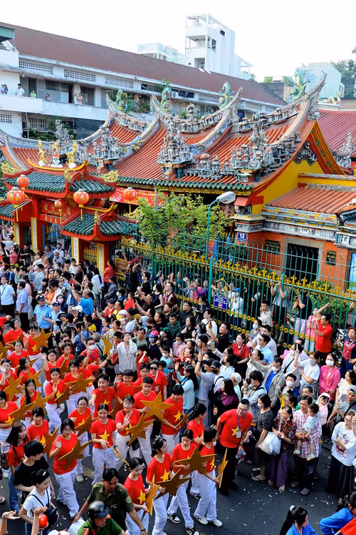 Dịp Lễ hội Nguyên Tiêu hàng năm, bà con người Hoa thường tổ chức nhiều hoạt động văn hóa đặc sắc tại các hội quán ở khu vực Chợ Lớn.
