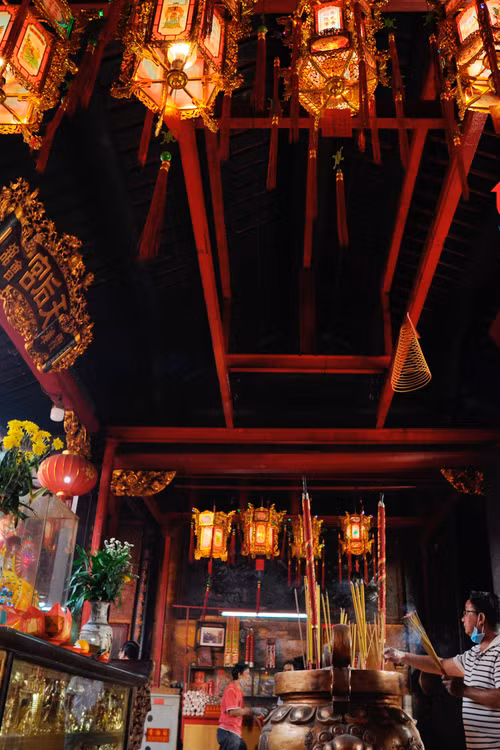 Trong đời sống hàng ngày, các hội quán luôn là địa điểm tâm linh để bà con người Hoa chiêm bái, cầu nguyện.