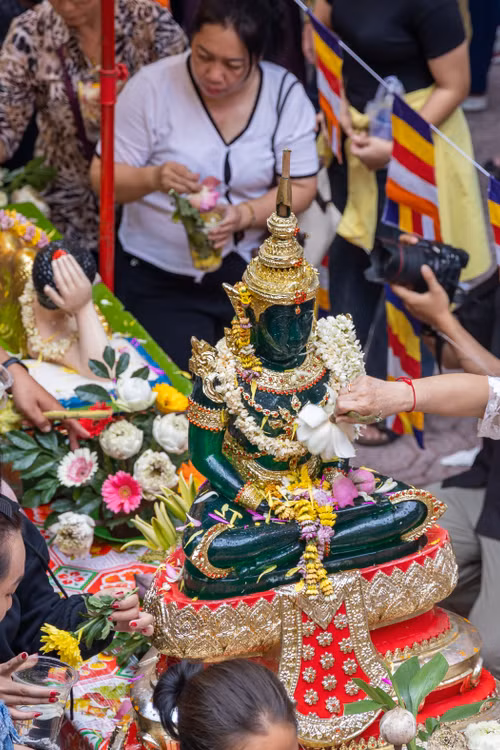 Đông đảo phật tử Khmer dự lễ tắm Phật tại chùa Candaransi