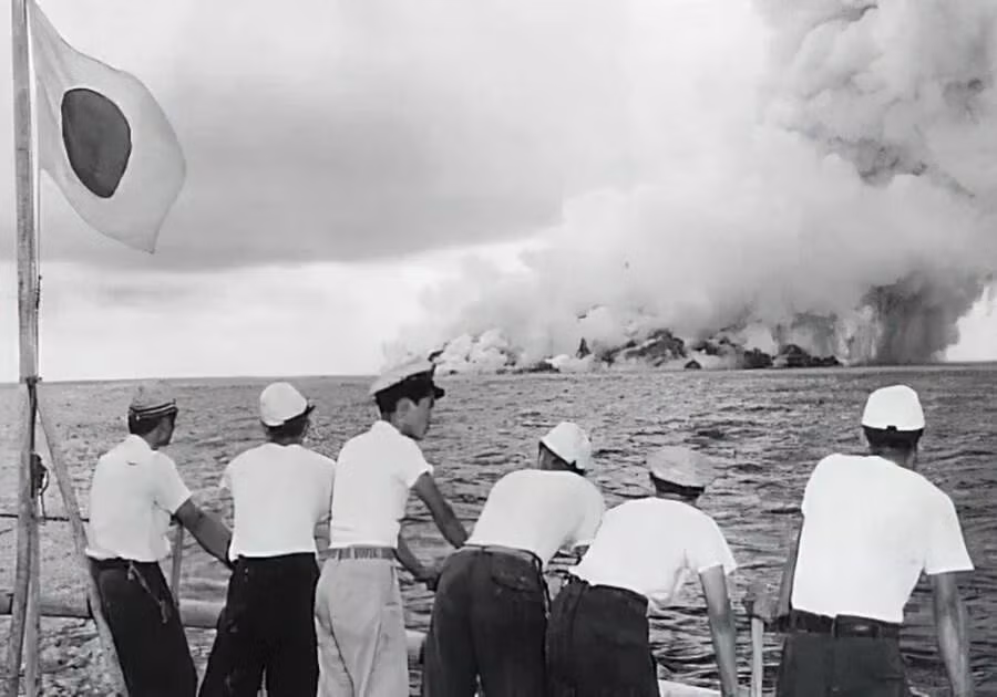 Ngày 19/9/1952, các thủy thủ quan sát vụ phun trào của Myōjin-shō, ngọn núi lửa ngầm sau đó 5 ngày đã phá hủy tàu Kaiyo Maru số 5 Ảnh: Public Domain