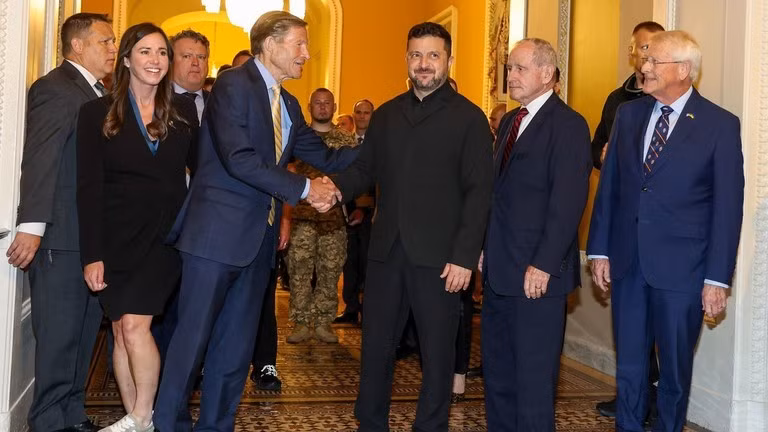 Tổng thống Ukraine, Zelensky gặp gỡ các nhà lập pháp Mỹ tại Đồi Capitol hôm 28/7/2026. Ảnh: RT