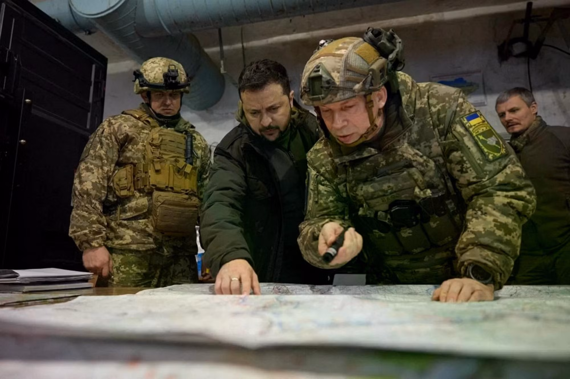 Tổng thống Zelensky (giữa, bên trái) và Thượng tướng Oleksandr Syrsky (bên phải) trong chuyến thăm sở chỉ huy quân đội Ukraine tại Kupiansk, vùng Kharkiv vào tháng 11/2023. Ảnh tư liệu: Văn phòng Tổng thống Ukraine