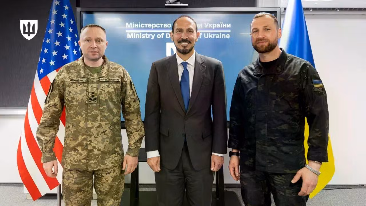 Bộ trưởng Quốc phòng Ukraine, Yevhen Khmara và Tổng tư lệnh Mykhailo Drapatyi chụp ảnh cùng ông Orlando Sanchez Jr., Chủ tịch bộ phận Hàng không của Lockheed Martin, tại Kiev. Ảnh: Bộ Quốc phòng Ukraine