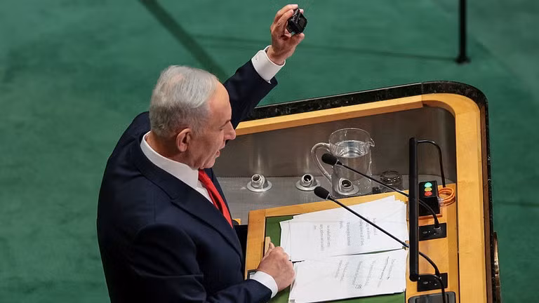 Thủ tướng Benjamin Netanyahu giơ cao chiếc máy nhắn tin trên bục phát biểu tại Đại hội đồng LHQ ngày 24/9/2026. Ảnh: Getty Images/RT