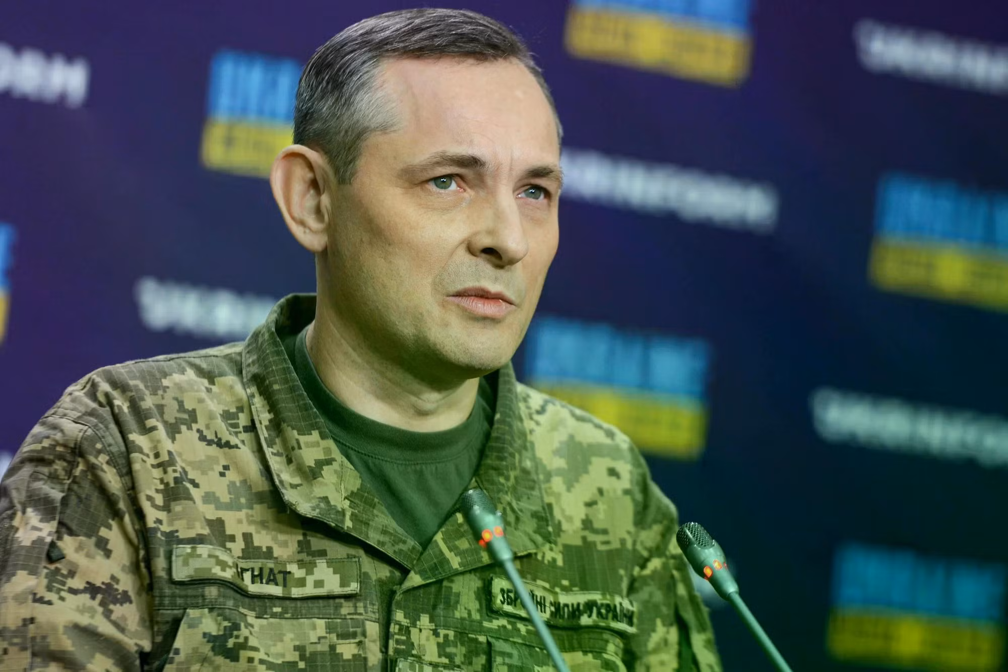 Ông Yurii Ihnat, người phát ngôn Bộ Tư lệnh Không quân Ukraine, ngày 14/10/2026 thông tin với báo chí về hậu quả các cuộc tấn công bằng tên lửa cũng như hoạt động của lực lượng Không quân Ukraine. Ảnh: Ukrinform