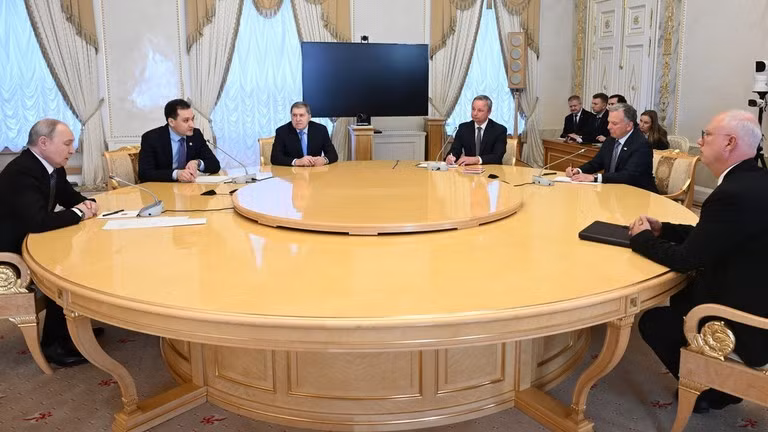 Tổng thống Nga Vladimir Putin và đặc phái viên Mỹ Steve Witkoff trong cuộc gặp tại Cung điện Konstantinovsky ở St. Petersburg. Ảnh: Sputnik