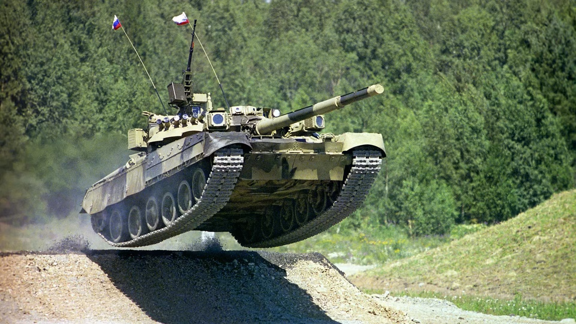Xe tăng T-80 với động cơ tua-bin khí của Nga. Ảnh: Sputnik