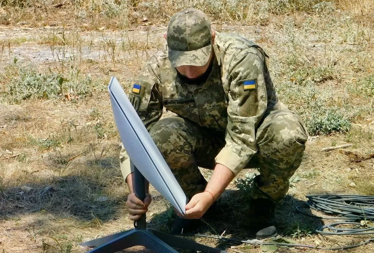 Một quân nhân Ukraine đang thiết lập thiết bị đầu cuối Starlink. Ảnh: Trung tâm Quân sự Ukraine