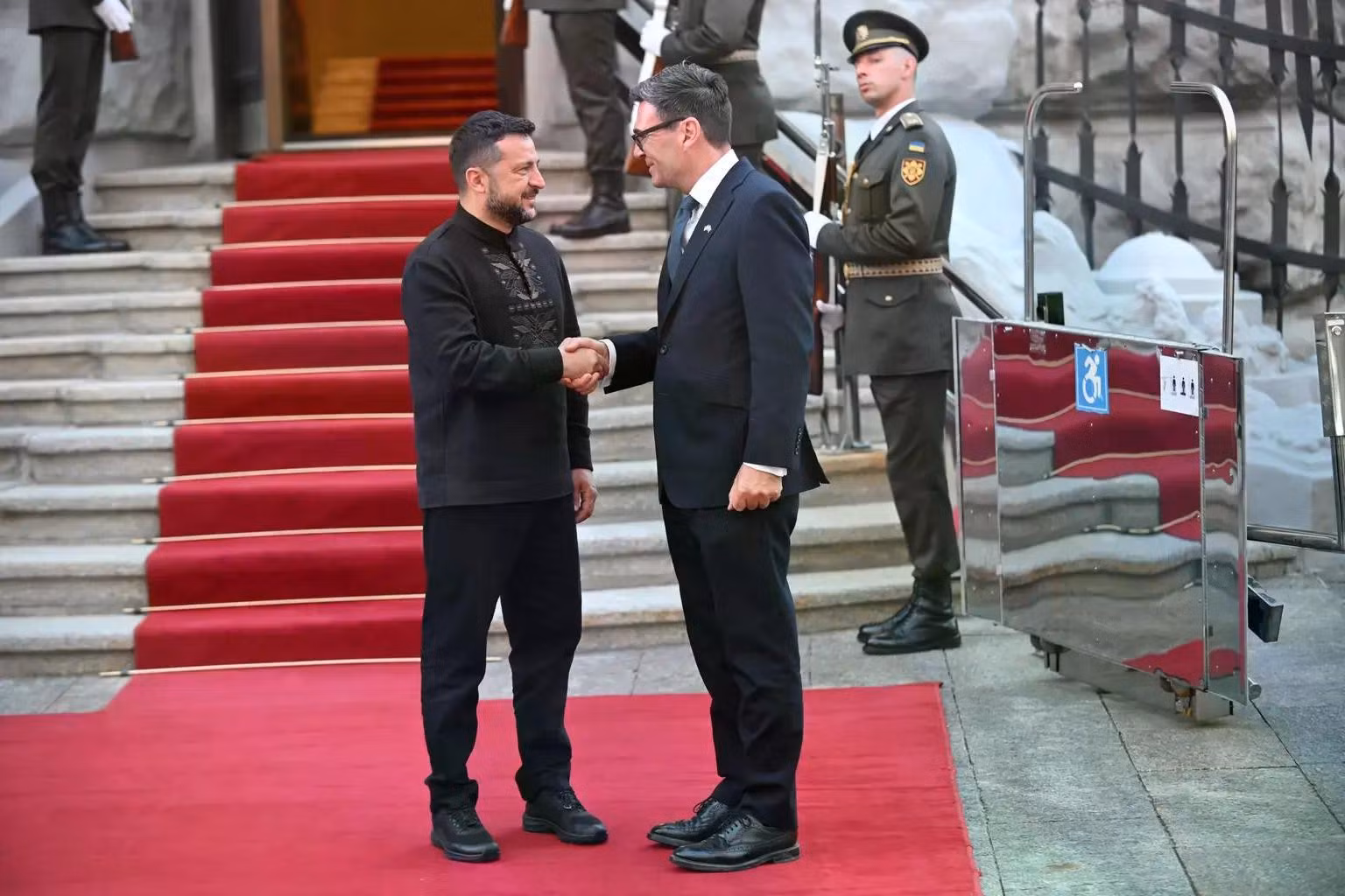 Tổng thống Volodymyr Zelensky (trái) và Thủ tướng Anh Andy Burnham trong cuộc gặp vào tháng 8/2026. Ảnh: Ukrinform