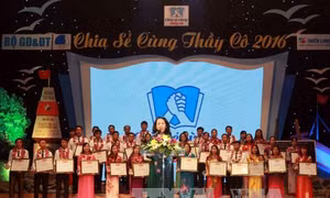 Tuyên dương thầy giáo, cô giáo công tác tại huyện đảo, xã đảo 