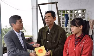 Tặng thưởng cựu chiến binh dũng cảm cứu người trong lũ 