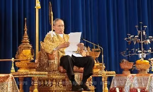 Sức khỏe Nhà Vua Thái Lan không tốt 