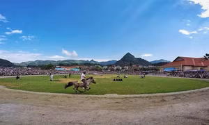 Đua ngựa thồ trên cao nguyên trắng