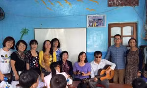 Tặng quà Tết cho mái ấm Hướng Dương
