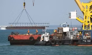 Hoàn thành trụ đầu tiên của cầu Kerch nối Crimea