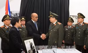 Nhiều đoàn đại biểu đến viếng đồng chí Fidel Castro Ruz