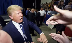 Thất thủ trong tranh luận, ông Trump bất ngờ thu bộn tiền