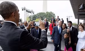 Không selfie được, ông Bush nhờ ngay Tổng thống Obama