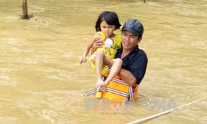 Quảng Trị: Lũ về, dân không kịp trở tay, nhà chìm trong hàng mét nước