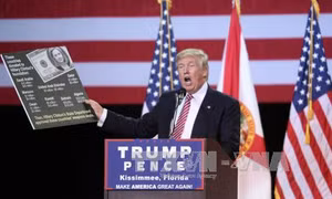 Ông Trump bất ngờ dẫn trước bà Clinton