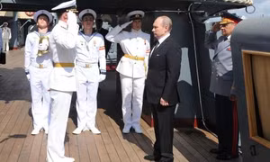 Tổng thống Putin thăm tuần dương hạm "Rạng Đông"