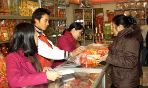 Mứt Tết truyền thống “vất vả” cạnh tranh với hàng ngoại