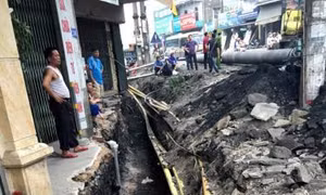 Quảng Ninh: Thi công đường ống nước gây nguy hiểm đến nhà dân 