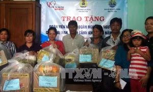 Phú Yên thăm, tặng quà ngư dân gặp nạn 